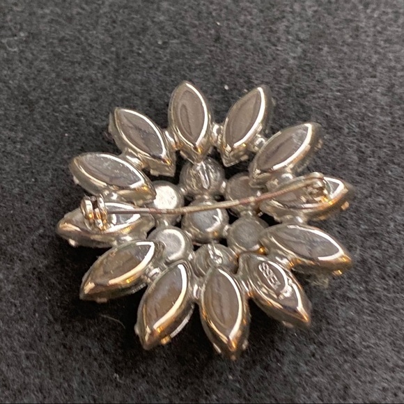 Weiss Vintage rhinestone pin - Picture 3 of 8